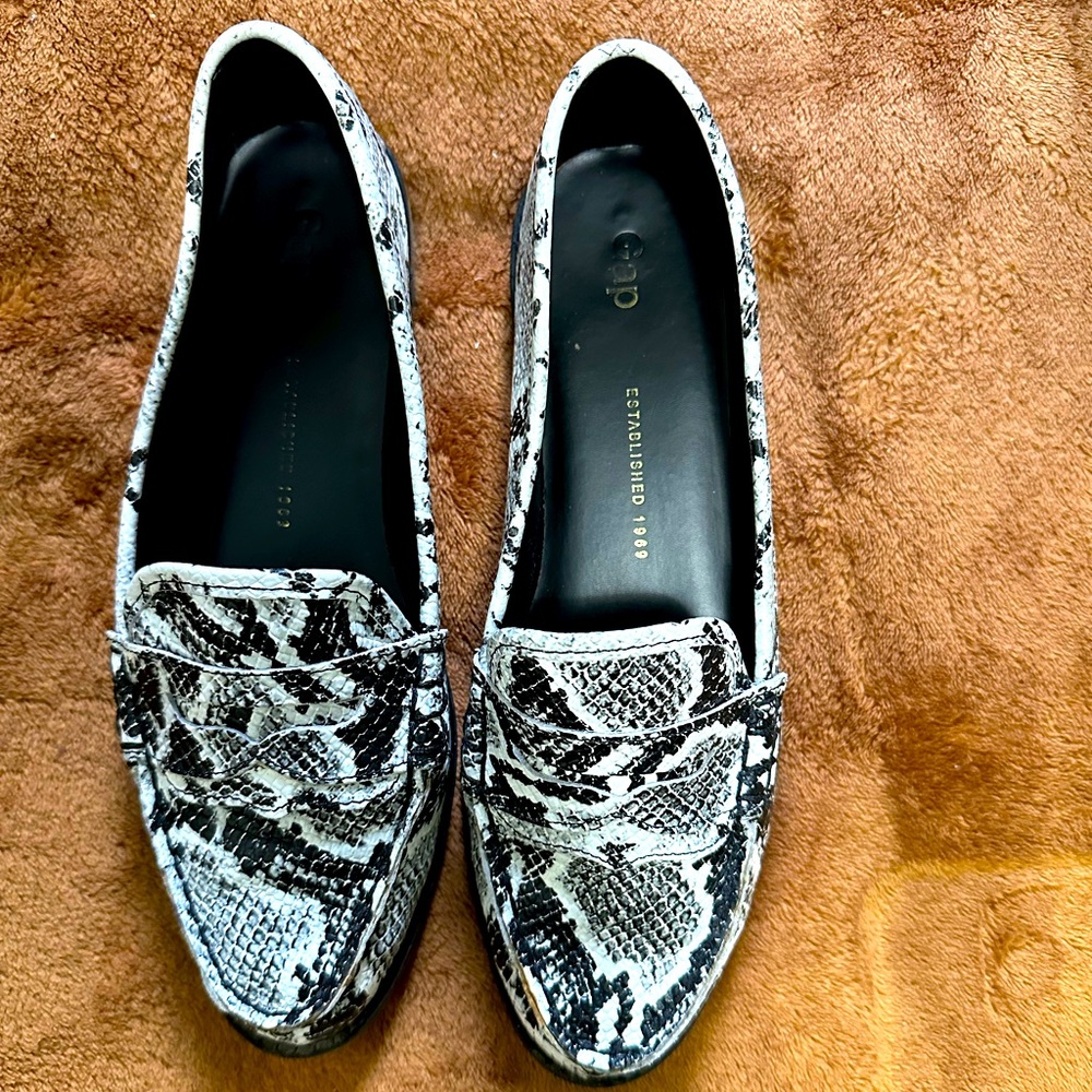 Condition: Very Good Used | Size: 9 | Gap Animal Print Leather Loafers